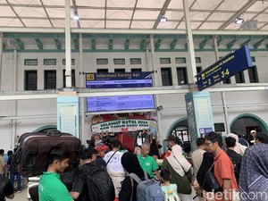 Stasiun Pasar Senen Mulai Dipadati Pemudik Jelang Libur Nataru