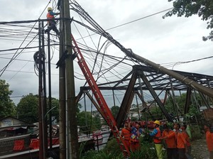 Tiang Listrik Roboh di Jalan RE Martadinata Bogor, Lalin Ditutup Sementara