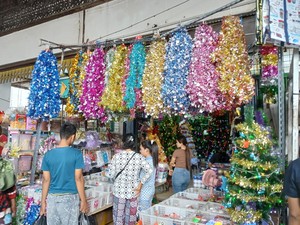 Jelang Natal 2025, Warga Medan Berburu Pernak-Pernik Dekorasi di Pusat Pasar