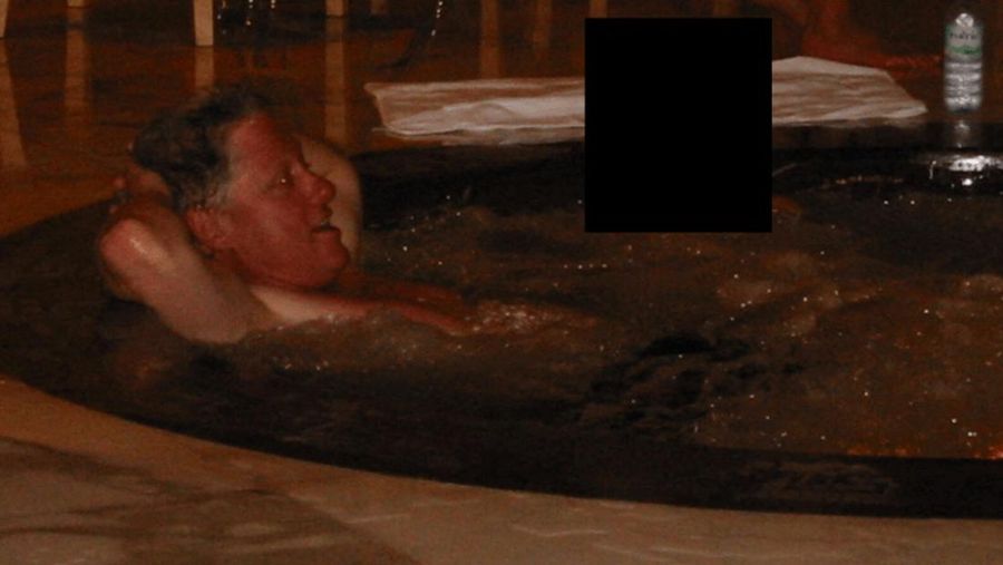 Bukti foto yang dirilis Departemen Kehakiman AS menunjukkan mantan presiden Bill Clinton hingga Michael Jackson bagian dari social circle penjahat seks Jeffrey Epstein. (via REUTERS/U.S. Justice Department)