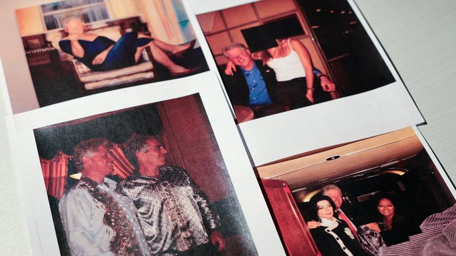 Bukti foto yang dirilis Departemen Kehakiman AS menunjukkan mantan presiden Bill Clinton hingga Michael Jackson bagian dari social circle penjahat seks Jeffrey Epstein. (via REUTERS/U.S. Justice Department)