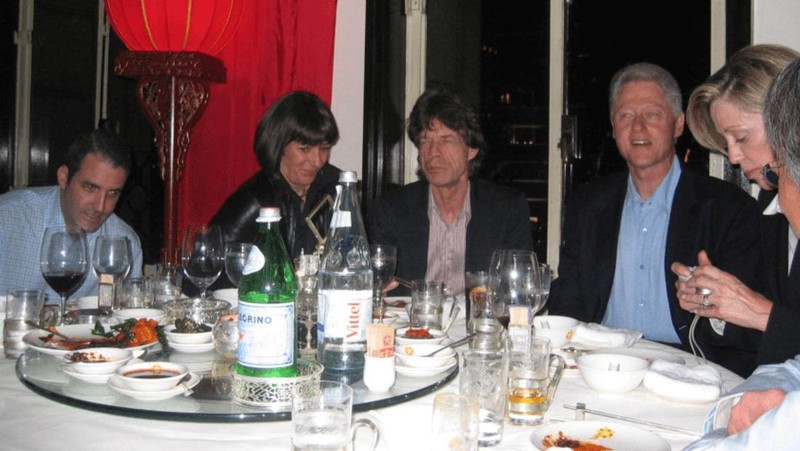 Bukti foto yang dirilis Departemen Kehakiman AS menunjukkan mantan presiden Bill Clinton hingga Michael Jackson bagian dari social circle penjahat seks Jeffrey Epstein. (via REUTERS/U.S. Justice Department)