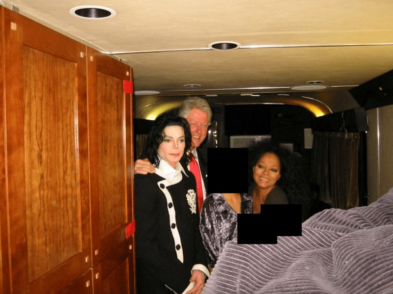 Bukti foto yang dirilis Departemen Kehakiman AS menunjukkan mantan presiden Bill Clinton hingga Michael Jackson bagian dari social circle penjahat seks Jeffrey Epstein. (via REUTERS/U.S. Justice Department)