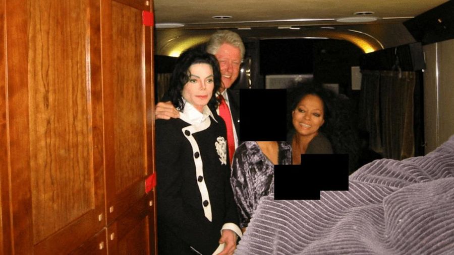 Bukti foto yang dirilis Departemen Kehakiman AS menunjukkan mantan presiden Bill Clinton hingga Michael Jackson bagian dari social circle penjahat seks Jeffrey Epstein. (via REUTERS/U.S. Justice Department)