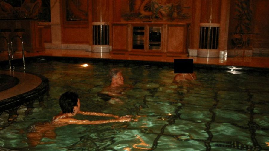 Bukti foto yang dirilis Departemen Kehakiman AS menunjukkan mantan presiden Bill Clinton hingga Michael Jackson bagian dari social circle penjahat seks Jeffrey Epstein.