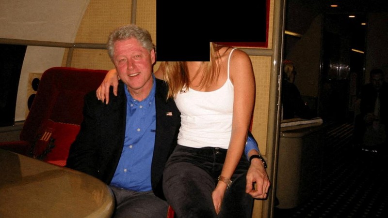 Bukti foto yang dirilis Departemen Kehakiman AS menunjukkan mantan presiden Bill Clinton hingga Michael Jackson bagian dari social circle penjahat seks Jeffrey Epstein. (via REUTERS/U.S. Justice Department)