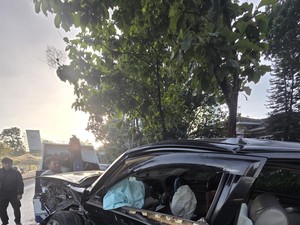 Camry Tabrak Minibus hingga Ringsek, 9 Orang Luka