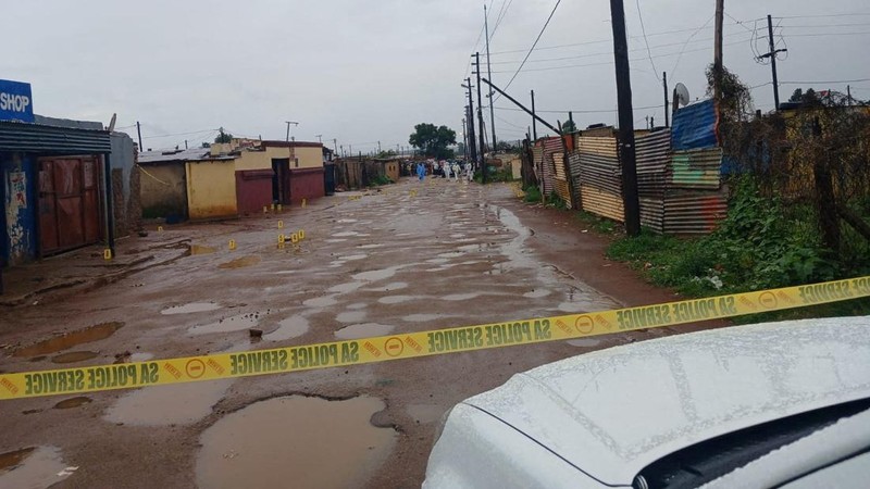 Kelompok bersenjata tak dikenal menewaskan 10 orang dan melukai 10 orang lainnya dalam serangan di permukiman kumuh di luar Johannesburg, Afrika Selatan (Afsel). (REUTERS/Siphiwe Sibeko)