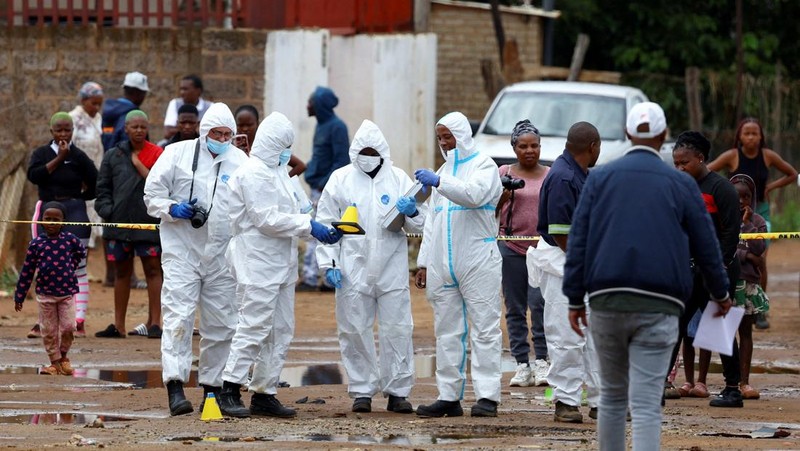 Kelompok bersenjata tak dikenal menewaskan 10 orang dan melukai 10 orang lainnya dalam serangan di permukiman kumuh di luar Johannesburg, Afrika Selatan (Afsel). (REUTERS/Siphiwe Sibeko)