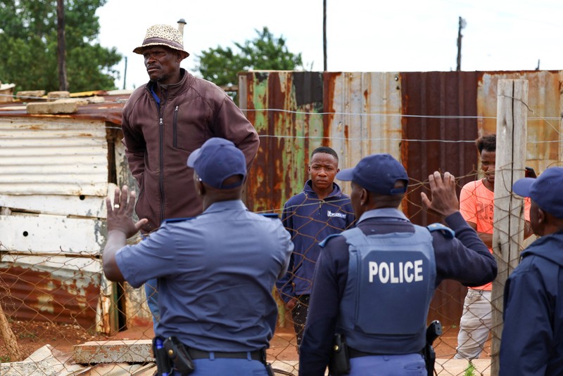 Kelompok bersenjata tak dikenal menewaskan 10 orang dan melukai 10 orang lainnya dalam serangan di permukiman kumuh di luar Johannesburg, Afrika Selatan (Afsel). (REUTERS/Siphiwe Sibeko)