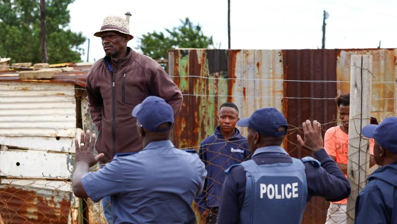 Kelompok bersenjata tak dikenal menewaskan 10 orang dan melukai 10 orang lainnya dalam serangan di permukiman kumuh di luar Johannesburg, Afrika Selatan (Afsel). (REUTERS/Siphiwe Sibeko)