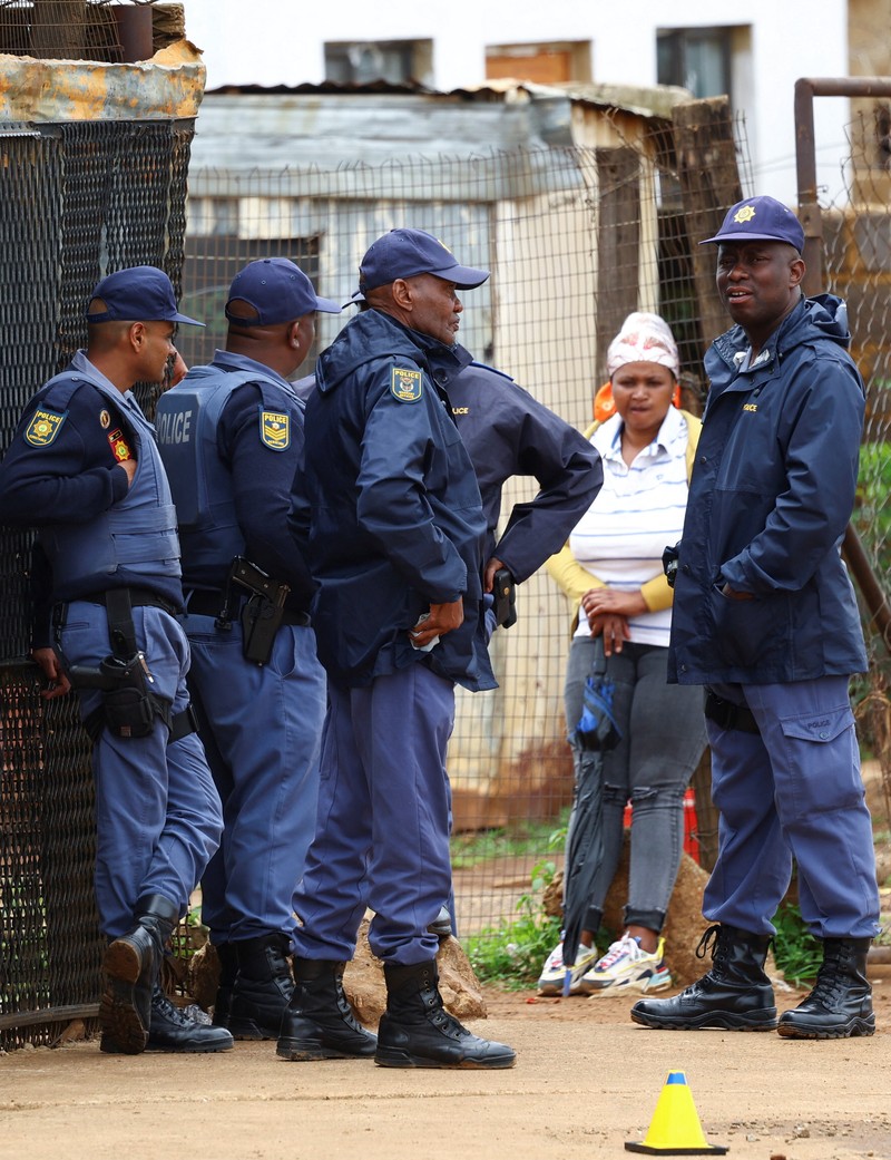Kelompok bersenjata tak dikenal menewaskan 10 orang dan melukai 10 orang lainnya dalam serangan di permukiman kumuh di luar Johannesburg, Afrika Selatan (Afsel). (REUTERS/Siphiwe Sibeko)