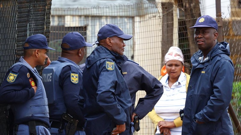 Kelompok bersenjata tak dikenal menewaskan 10 orang dan melukai 10 orang lainnya dalam serangan di permukiman kumuh di luar Johannesburg, Afrika Selatan (Afsel). (REUTERS/Siphiwe Sibeko)