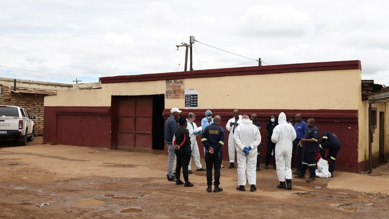 Kelompok bersenjata tak dikenal menewaskan 10 orang dan melukai 10 orang lainnya dalam serangan di permukiman kumuh di luar Johannesburg, Afrika Selatan (Afsel). (REUTERS/Siphiwe Sibeko)