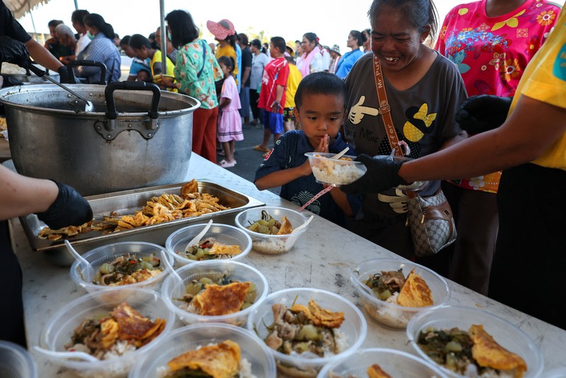 Kementerian Dalam Negeri Kamboja mencatat 500 ribu orang mengungsi akibat bentrokan selama dua pekan di perbatasan dengan Thailand. Warga Kamboja terpaksa meninggalkan rumah untuk menghindari serangan. (REUTERS/Athit Perawongmetha)