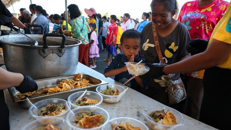 Kementerian Dalam Negeri Kamboja mencatat 500 ribu orang mengungsi akibat bentrokan selama dua pekan di perbatasan dengan Thailand. Warga Kamboja terpaksa meninggalkan rumah untuk menghindari serangan. (REUTERS/Athit Perawongmetha)