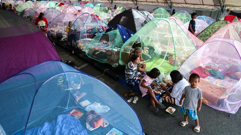 Kementerian Dalam Negeri Kamboja mencatat 500 ribu orang mengungsi akibat bentrokan selama dua pekan di perbatasan dengan Thailand. Warga Kamboja terpaksa meninggalkan rumah untuk menghindari serangan. (REUTERS/Athit Perawongmetha)