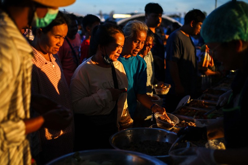 Kementerian Dalam Negeri Kamboja mencatat 500 ribu orang mengungsi akibat bentrokan selama dua pekan di perbatasan dengan Thailand. Warga Kamboja terpaksa meninggalkan rumah untuk menghindari serangan. (REUTERS/Athit Perawongmetha)