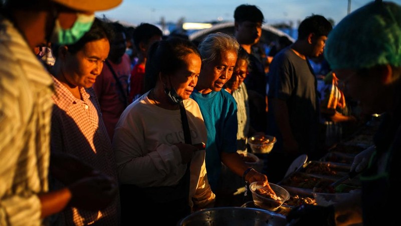 Kementerian Dalam Negeri Kamboja mencatat 500 ribu orang mengungsi akibat bentrokan selama dua pekan di perbatasan dengan Thailand. Warga Kamboja terpaksa meninggalkan rumah untuk menghindari serangan. (REUTERS/Athit Perawongmetha)