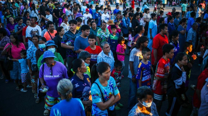 Kementerian Dalam Negeri Kamboja mencatat 500 ribu orang mengungsi akibat bentrokan selama dua pekan di perbatasan dengan Thailand. Warga Kamboja terpaksa meninggalkan rumah untuk menghindari serangan. (REUTERS/Athit Perawongmetha)