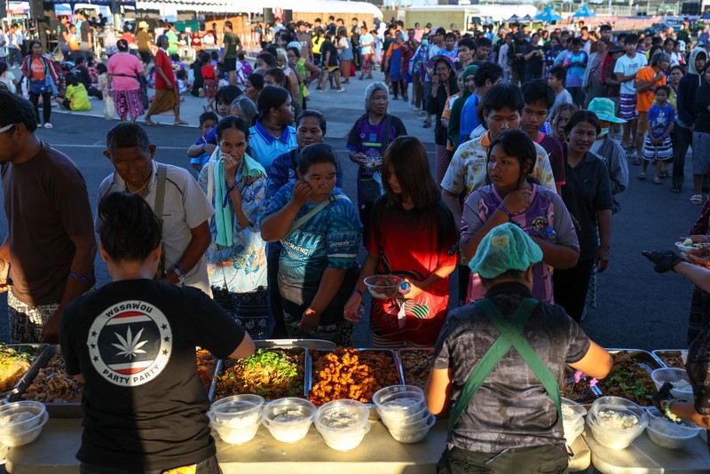 Kementerian Dalam Negeri Kamboja mencatat 500 ribu orang mengungsi akibat bentrokan selama dua pekan di perbatasan dengan Thailand. Warga Kamboja terpaksa meninggalkan rumah untuk menghindari serangan. (REUTERS/Athit Perawongmetha)