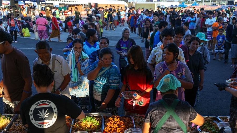 Kementerian Dalam Negeri Kamboja mencatat 500 ribu orang mengungsi akibat bentrokan selama dua pekan di perbatasan dengan Thailand. Warga Kamboja terpaksa meninggalkan rumah untuk menghindari serangan. (REUTERS/Athit Perawongmetha)