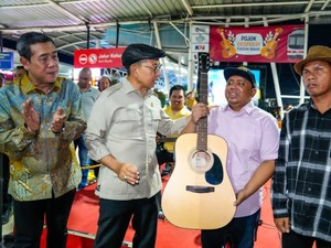 Kemenbud Serahkan Bantuan Alat Musik buat Musisi Jalanan di Bogor