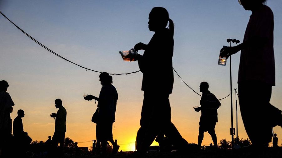 Kementerian Dalam Negeri Kamboja mencatat 500 ribu orang mengungsi akibat bentrokan selama dua pekan di perbatasan dengan Thailand. Warga Kamboja terpaksa meninggalkan rumah untuk menghindari serangan. (REUTERS/Athit Perawongmetha)