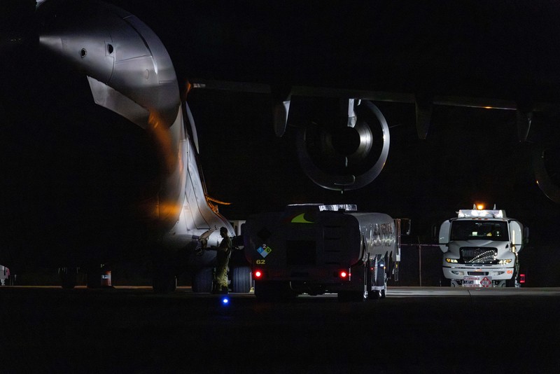 Pesawat tempur F-35A Angkatan Udara AS melintas setelah mendarat di bekas pangkalan angkatan laut Roosevelt Roads di Ceiba, Puerto Rico, Sabtu (20/12/2025). (REUTERS/Ricardo Arduengo)