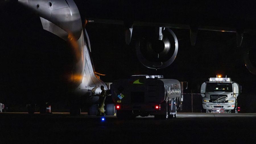 Pesawat tempur F-35A Angkatan Udara AS melintas setelah mendarat di bekas pangkalan angkatan laut Roosevelt Roads di Ceiba, Puerto Rico, Sabtu (20/12/2025). (REUTERS/Ricardo Arduengo)