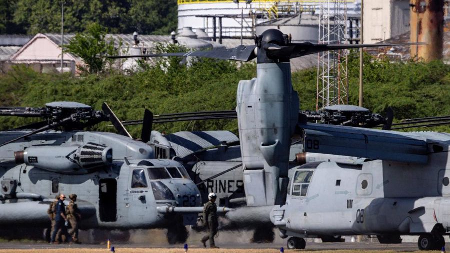 Pesawat tempur F-35A Angkatan Udara AS melintas setelah mendarat di bekas pangkalan angkatan laut Roosevelt Roads di Ceiba, Puerto Rico, Sabtu (20/12/2025). (REUTERS/Ricardo Arduengo)