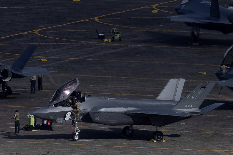 Pesawat tempur F-35A Angkatan Udara AS melintas setelah mendarat di bekas pangkalan angkatan laut Roosevelt Roads di Ceiba, Puerto Rico, Sabtu (20/12/2025). (REUTERS/Ricardo Arduengo)