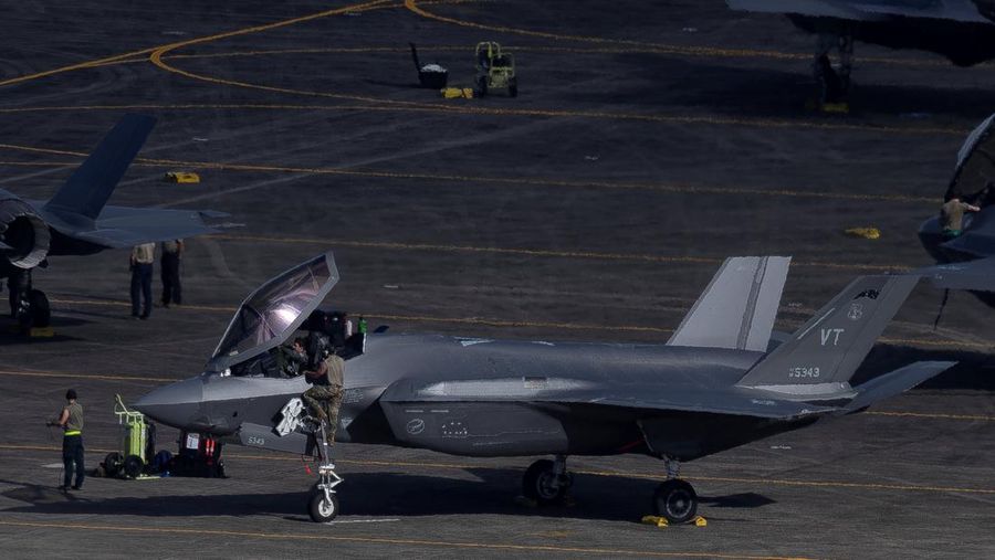 Pesawat tempur F-35A Angkatan Udara AS melintas setelah mendarat di bekas pangkalan angkatan laut Roosevelt Roads di Ceiba, Puerto Rico, Sabtu (20/12/2025). (REUTERS/Ricardo Arduengo)