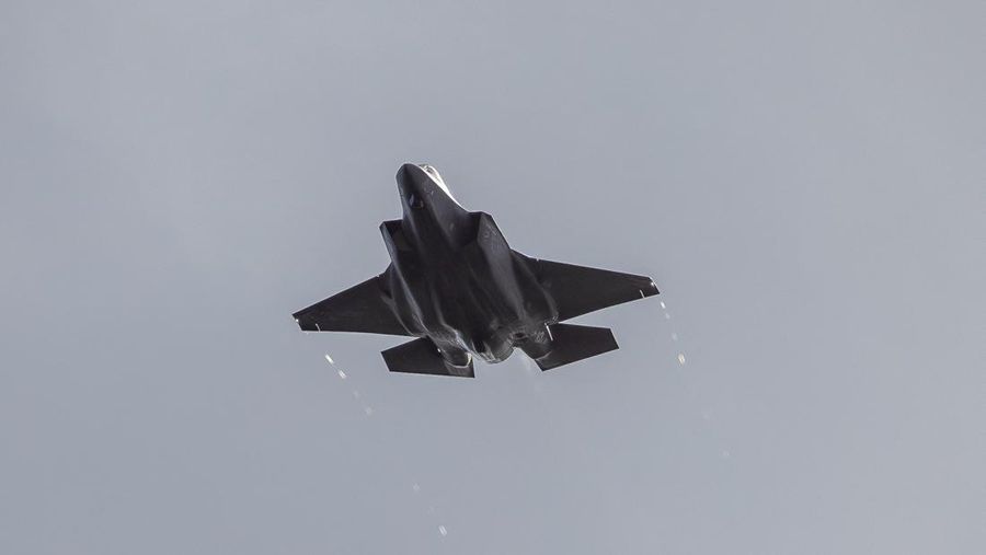 Sebuah jet tempur F-35 Angkatan Udara Kerajaan Australia berpartisipasi dalam pertunjukan udara pratinjau media menjelang Singapore Airshow di Singapura pada 1 Februari 2026. (Photo by Roslan RAHMAN / AFP)
