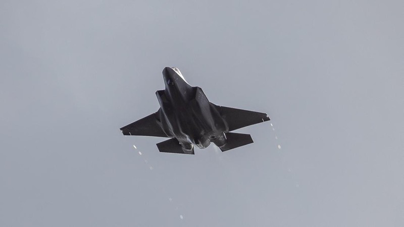 Sebuah jet tempur F-35 Angkatan Udara Kerajaan Australia berpartisipasi dalam pertunjukan udara pratinjau media menjelang Singapore Airshow di Singapura pada 1 Februari 2026. (Photo by Roslan RAHMAN / AFP)