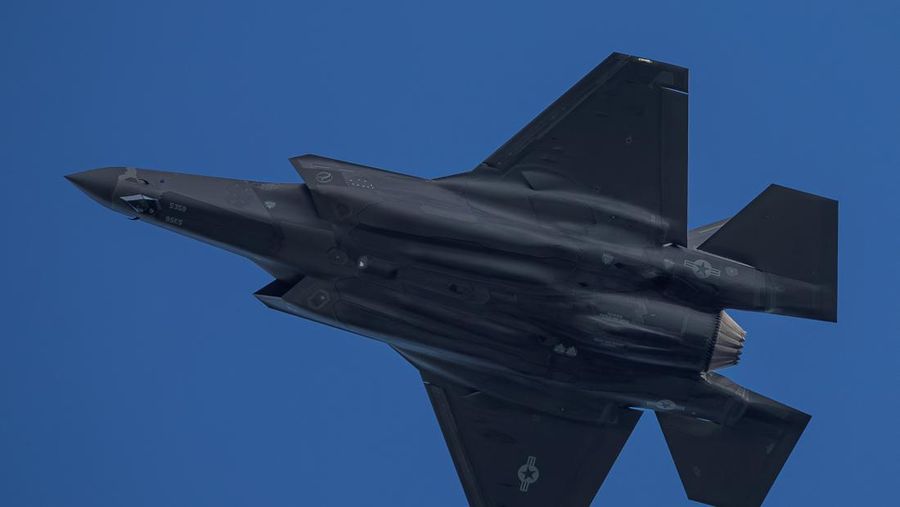 Pesawat tempur F-35A Angkatan Udara AS melintas setelah mendarat di bekas pangkalan angkatan laut Roosevelt Roads di Ceiba, Puerto Rico, Sabtu (20/12/2025). (REUTERS/Ricardo Arduengo)