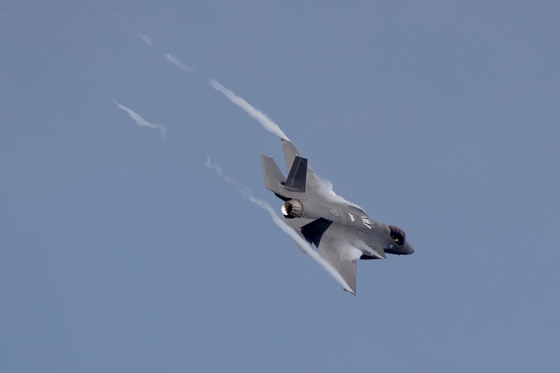 Pesawat tempur F-35A Angkatan Udara AS melintas setelah mendarat di bekas pangkalan angkatan laut Roosevelt Roads di Ceiba, Puerto Rico, Sabtu (20/12/2025). (REUTERS/Ricardo Arduengo)