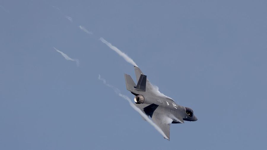 Pesawat tempur F-35A Angkatan Udara AS melintas setelah mendarat di bekas pangkalan angkatan laut Roosevelt Roads di Ceiba, Puerto Rico, Sabtu (20/12/2025). (REUTERS/Ricardo Arduengo)