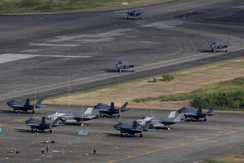 Pesawat tempur F-35A Angkatan Udara AS melintas setelah mendarat di bekas pangkalan angkatan laut Roosevelt Roads di Ceiba, Puerto Rico, Sabtu (20/12/2025). (REUTERS/Ricardo Arduengo)