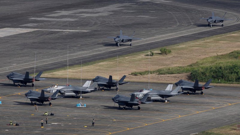 Pesawat tempur F-35A Angkatan Udara AS melintas setelah mendarat di bekas pangkalan angkatan laut Roosevelt Roads di Ceiba, Puerto Rico, Sabtu (20/12/2025). (REUTERS/Ricardo Arduengo)
