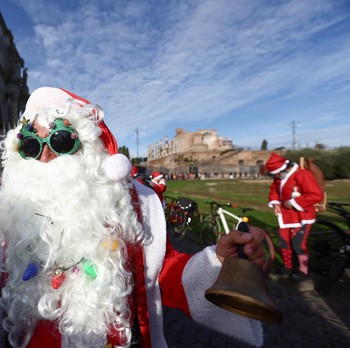 Potret Ratusan 'Santa' Bersepeda di Roma, Galang Dana untuk Amal