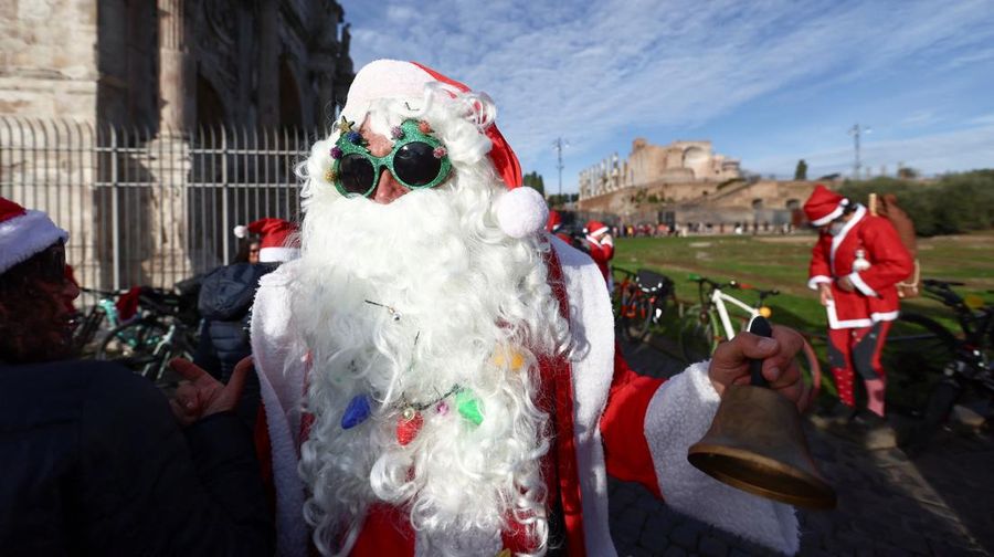 Sejumlah warga berdandan menjadi sinterklas dan bersepeda keliling Roma untuk menggalang dana untuk kegiatan amal, Minggu (21/12/2025). (REUTERS/Yara Nardi)