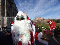 Potret Ratusan 'Santa' Bersepeda di Roma, Galang Dana untuk Amal