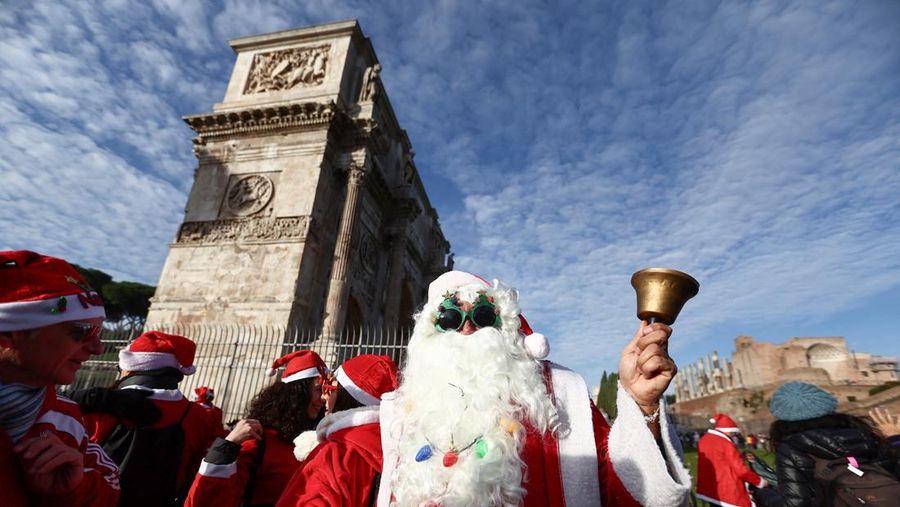 Sejumlah warga berdandan menjadi sinterklas dan bersepeda keliling Roma untuk menggalang dana untuk kegiatan amal, Minggu (21/12/2025). (REUTERS/Yara Nardi)