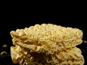 5 Bahaya Makan Mi Instan Mentah, Awas Radang Usus!