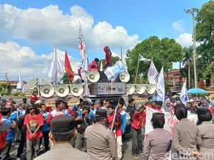 Buruh Demo di Kantor Bupati Cirebon, Tuntut UMK 2026 Naik Maksimal