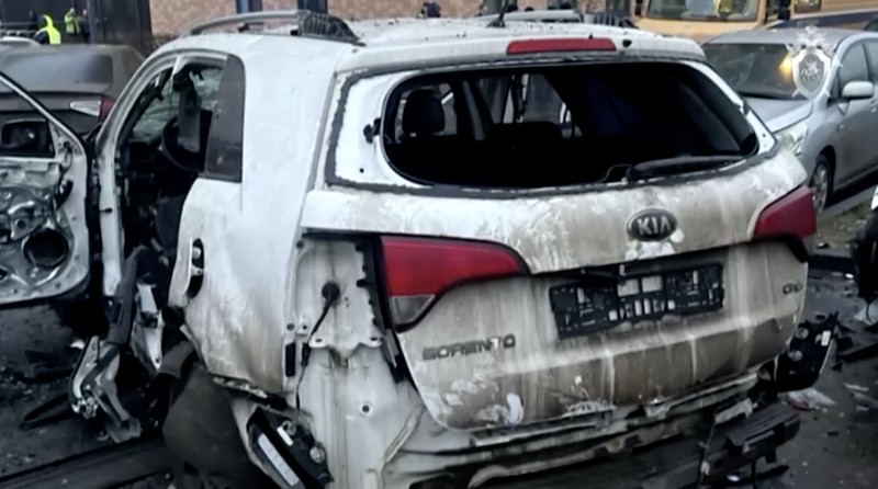 Mobil Kia Sorento yang rusak tergeletak di lokasi kejadian di mana Letnan Jenderal Fanil Sarvarov, kepala direktorat pelatihan operasional angkatan darat Staf Umum Rusia, tewas dalam serangan bom mobil di Moskow, Rusia, 22 Desember 2025. REUTERS/Anastasia Barashkova     TPX IMAGES OF THE DAY