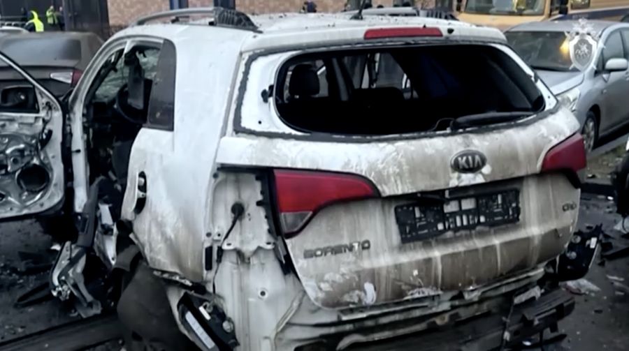 Mobil Kia Sorento yang rusak tergeletak di lokasi kejadian di mana Letnan Jenderal Fanil Sarvarov, kepala direktorat pelatihan operasional angkatan darat Staf Umum Rusia, tewas dalam serangan bom mobil di Moskow, Rusia, 22 Desember 2025. REUTERS/Anastasia Barashkova     TPX IMAGES OF THE DAY