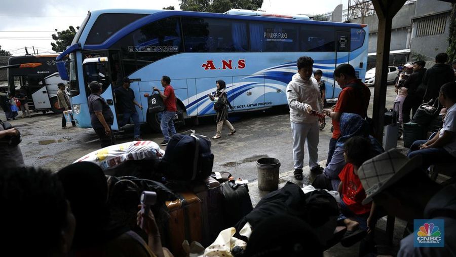 Calon penumpang saat menunggu bus di Terminal Bayangan Pondok Pinang, Jakarta Selatan, Senin (22/12/2025). (CNBC Indonesia/Tri Susilo)