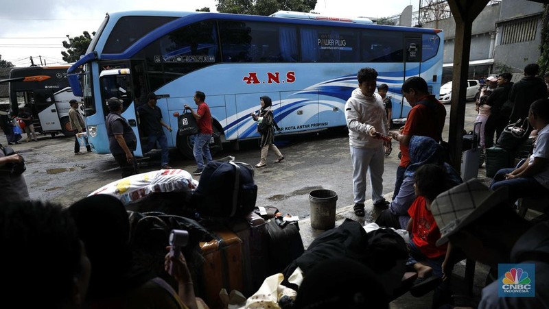 Calon penumpang saat menunggu bus di Terminal Bayangan Pondok Pinang, Jakarta Selatan, Senin (22/12/2025). (CNBC Indonesia/Tri Susilo)